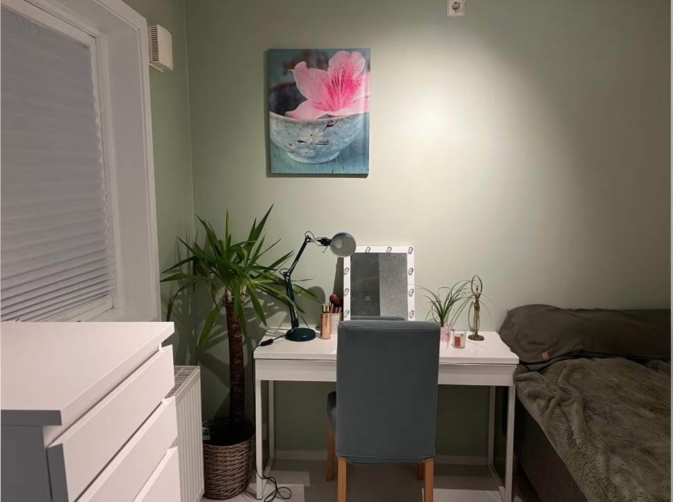 Skrivebord og kommode i sovealkove. Ny leietaker har annen møblering.